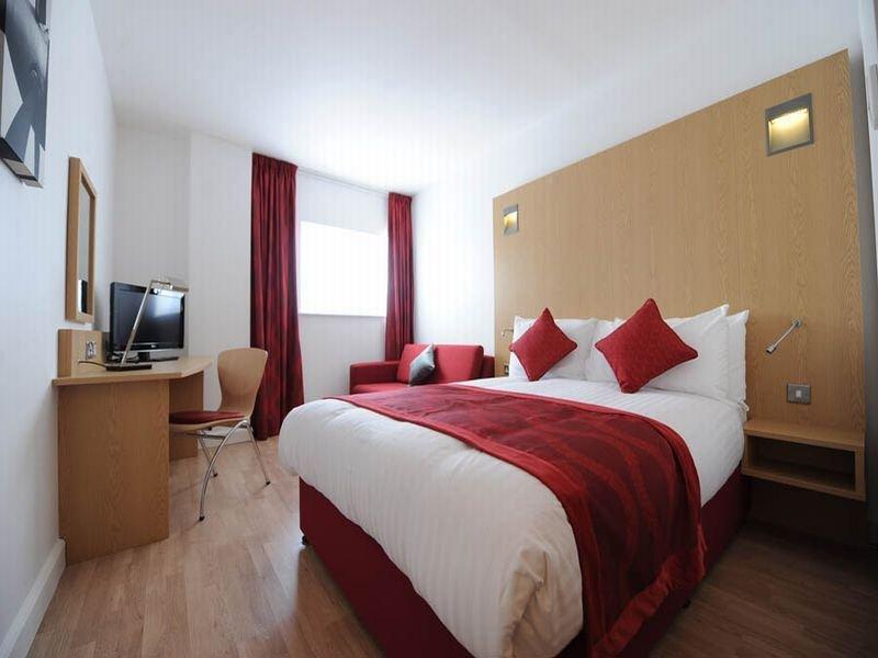 Holiday Inn London Luton Airport By Ihg Rum bild
