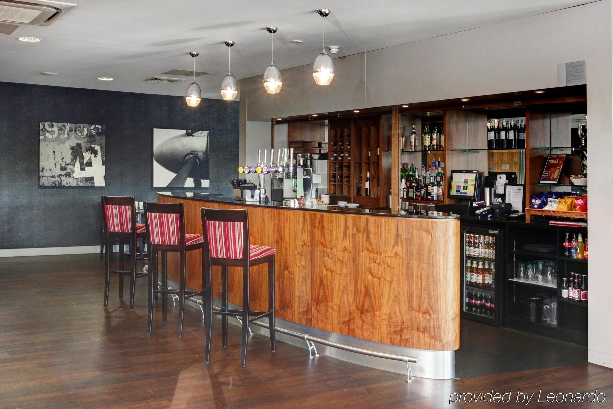 Holiday Inn London Luton Airport By Ihg Exteriör bild