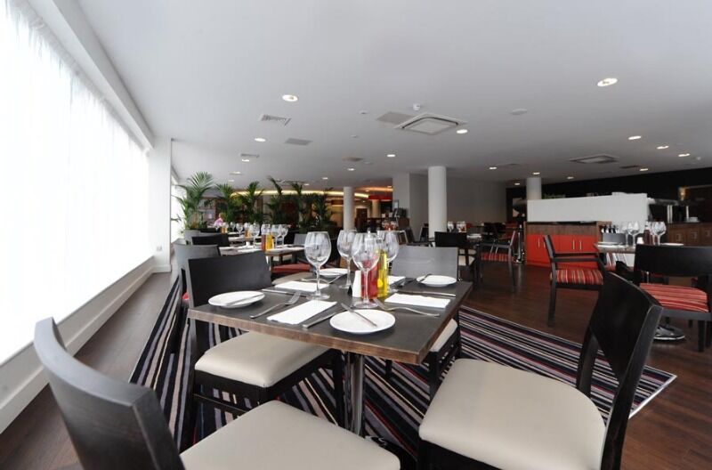 Holiday Inn London Luton Airport By Ihg Exteriör bild